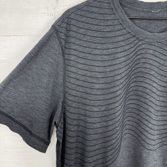 Lululemon Men Size L Short Sleeve T-Shirt Wave Print Gray Black Athletic Stretch - Picture 3 of 11